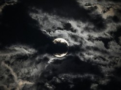 Penampakan Cantik Blue Supermoon Hiasi Langit Sydney