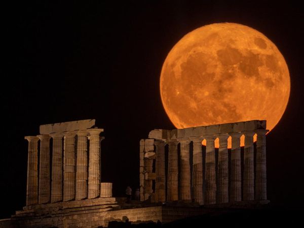 Potret Supermoon Pertama Tahun 2023 di Berbagai Negara