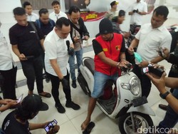 Pria Bersandal Berpaku di Surabaya Ngaku Kabur dari Kos saat Kasusnya Viral
