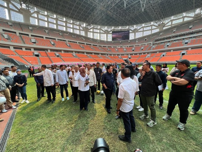Ketua Umum PSSI, Erick Thohir, meninjau Jakarta International Stadium (JIS). Hal ini bertujuan agar stadion bisa diajukan ke FIFA untuk venue Piala Dunia U-17.