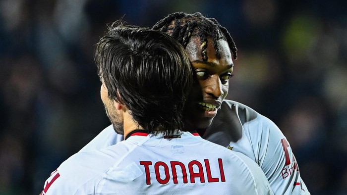 AC Milans Portuguese forward Rafael Leao celebrates with AC Milans Italian midfielder Sandro Tonali (L) after scoring the 3-1 gol during the Italian Serie A football math between Empoli and AC Milan on October 1, 2022 at the Carlo-Castellani stadium in Empoli. (Photo by Alberto PIZZOLI / AFP)