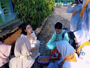 Salut! Remaja 16 Tahun Ini Bangun Tengah Malam Demi Jualan Gorengan