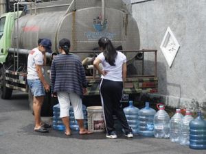 Warga Kuta Utara Seret Air Bersih gegara Pipa Utama Pecah Warga Kuta Utara Seret Air Bersih gegara Pipa Utama Pecah