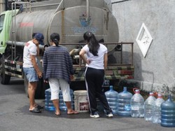 Warga Kuta Utara Seret Air Bersih gegara Pipa Utama Pecah