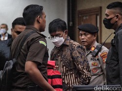 Saat Hakim Bekingi Saksi: Jangan Takut, Johnny Plate Bukan Menteri Lagi