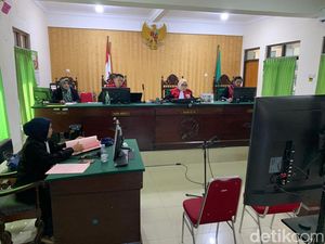2 Polisi di Madiun yang Edarkan Sabu Dituntut 4 Tahun 6 Bulan Bui 2 Polisi di Madiun yang Edarkan Sabu Dituntut 4 Tahun 6 Bulan Bui