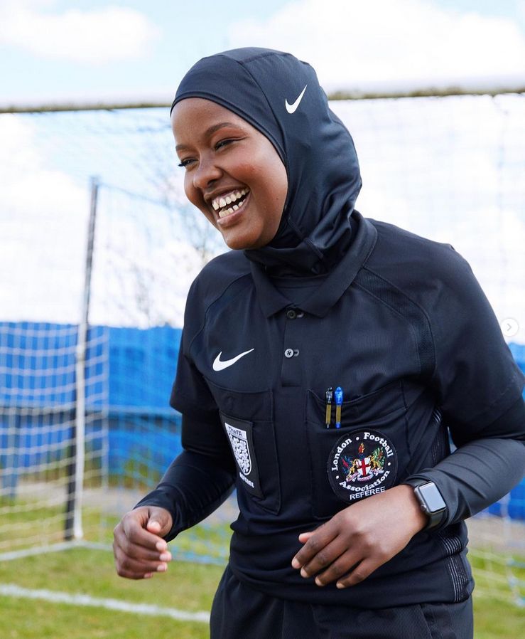 Sosok Jawahir Roble jadi sorotan karena menjadi wasit berhijab pertama di Inggris karena menerima MBE Awards.