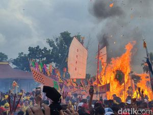 Tradisi Bakar Tongkang, Wisatawan Tumpah Ruah di Rokan Hilir