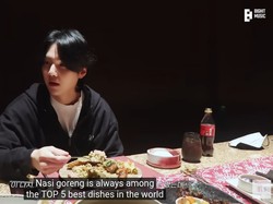 Suga BTS Cicip Nasi Goreng dan Sate Kambing di Restoran Ini!