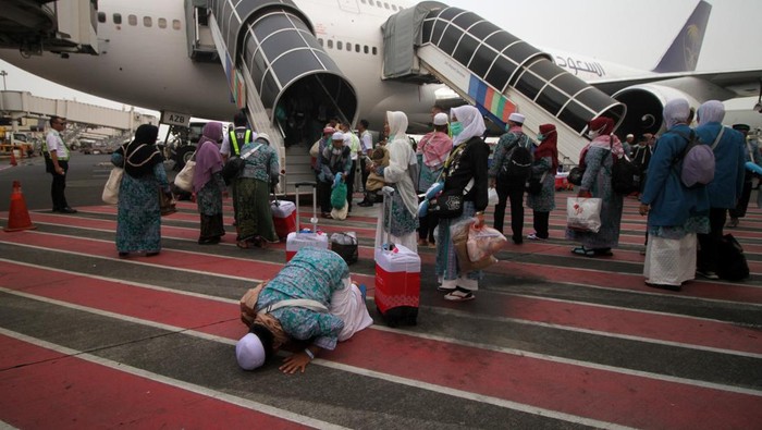 Sujud Syukur Jemaah Haji di saat Tiba di Tanah Air Satu per satu rombongan Jemaah Haji asal Indonesia mulai menginjakkan kaki di Tanah Air. Mereka eksklusif sudut syukur di saat tiba.