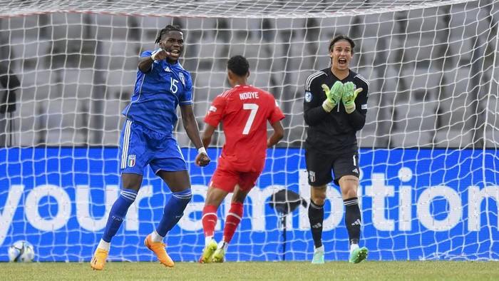 Italys goalkeeper Marco Carnesecchi, right, and Caleb Okoli react in frustration after Switzerlands Kastriot Imeri, not seen, scores his sides first goal, during the Euro 2023 U21 Championship soccer match between Switzerland and Italy at the Cluj Arena stadium in Cluj, Romania, Sunday, June 25, 2023.(AP Photo/Raed Krishan)