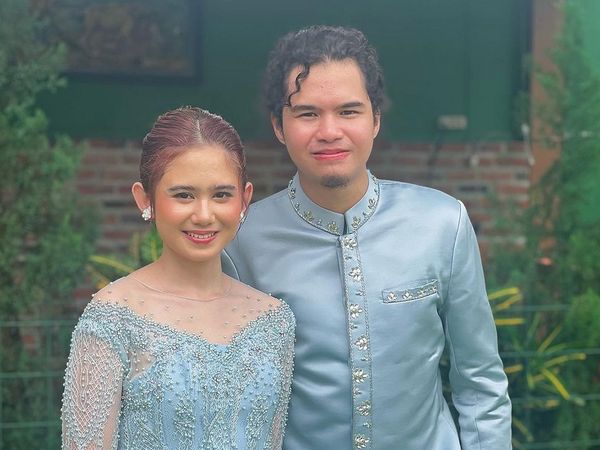 7 Gaya Tissa Biani Berkebaya Biru di Pernikahan Kakak, Didampingi Dul Djaelani