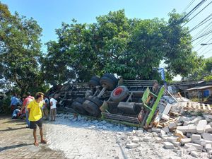 Truk Tronton Terguling di Gunungpati Semarang, Muatan Hebel Tumpah