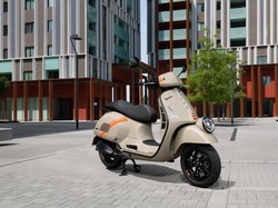 Unik! Lampu Depan Motor Vespa Ini Ada di Ujung Spakbor