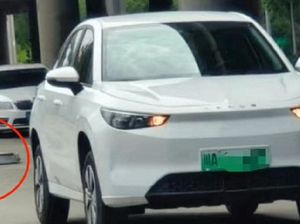 Serem! Baterai Mobil Listrik Ini Tiba-tiba Copot di Tengah Jalan