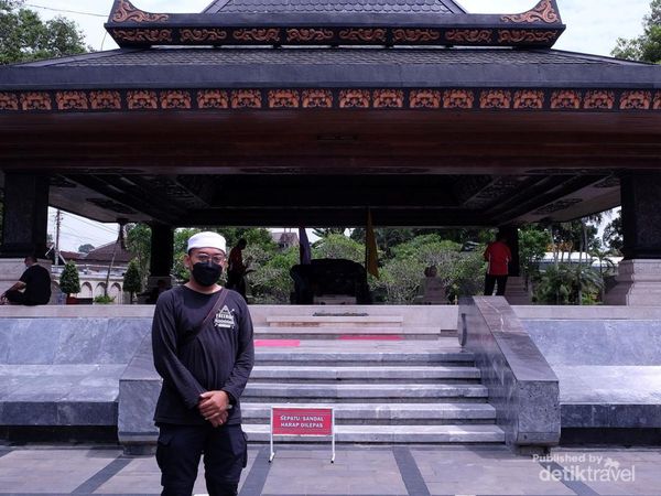 Wisata dan Ziarah ke Makam Bung Karno di Blitar