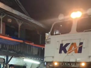 Pernikahan Viral di Pinggir Rel Kereta di Surabaya, Bikin Tamu Tegang