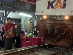 Viral Pernikahan di Pinggir Rel Kereta Bikin Deg-degan, Ini Kisah di Baliknya