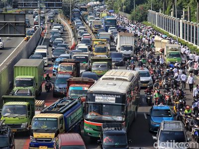 Ada Demo Perangkat Desa, Lalin di Depan DPR Padat Merayap