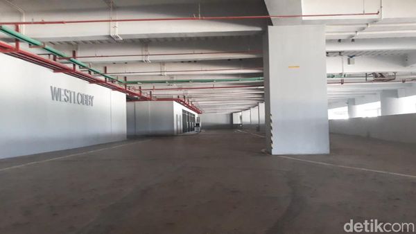Potret Kecilnya Akses Masuk JIS yang Tak Muat Bus