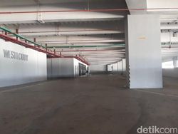 Potret Kecilnya Akses Masuk JIS yang Tak Muat Bus