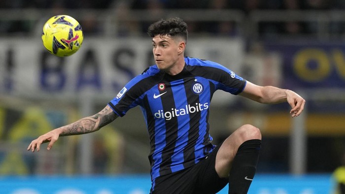 Inter Milans Alessandro Bastoni controls the ball during the Serie A soccer match between Inter Milan and Monza at the San Siro Stadium, in Milan, Italy, Saturday, April 15, 2023. (AP Photo/Antonio Calanni)
