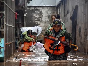 Banjir Akibat Hujan Deras Tewaskan Belasan Orang di Chongqing China