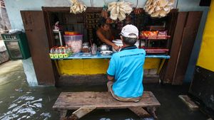 Penampakan Banjir Rob Landa Permukiman di Surabaya