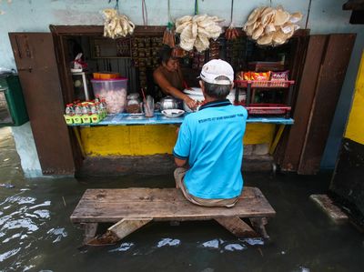 Penampakan Banjir Rob Landa Permukiman di Surabaya