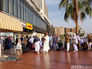 Di Jeddah, Jemaah Haji Lempar Riyal Beramai-ramai