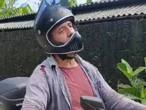 Kocak, Bule di Bali Parodikan Transformasi Kebiasaan Naik Motor di Bali