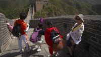 Cuaca Panas Tak Menghalangi Wisatawan Berkunjung ke Tembok China