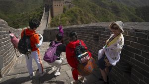 Cuaca Panas Tak Menghalangi Wisatawan Berkunjung ke Tembok China