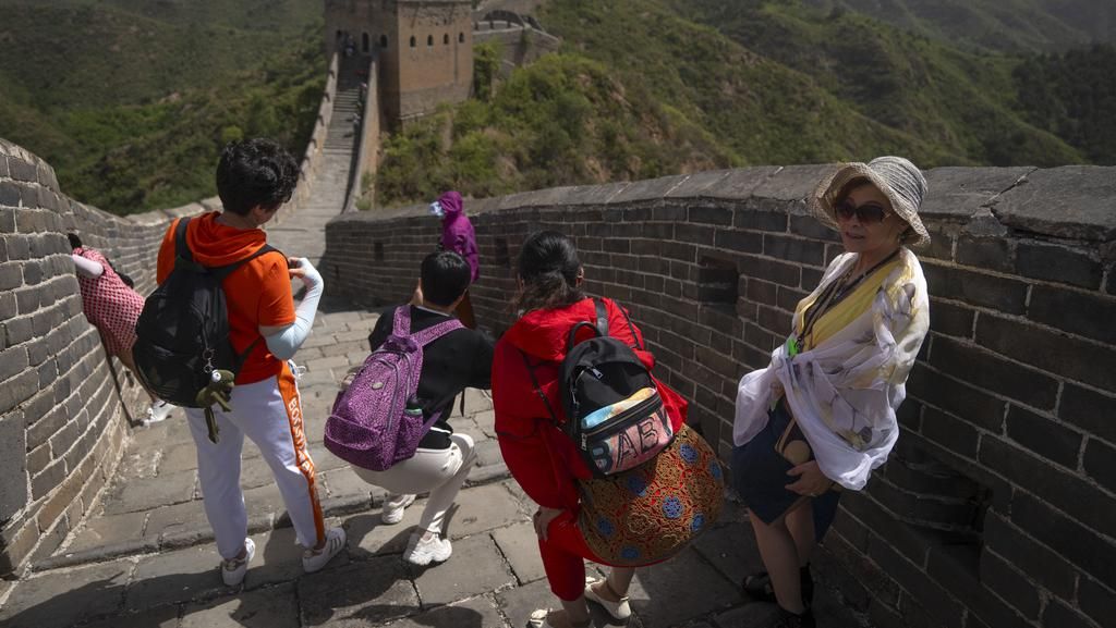 Cuaca Panas Tak Menghalangi Wisatawan Berkunjung ke Tembok China Cuaca Panas Tak Menghalangi Wisatawan Berkunjung ke Tembok China