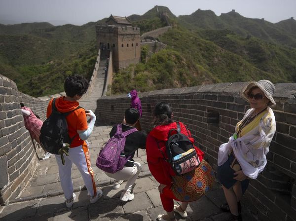 Cuaca Panas Tak Menghalangi Wisatawan Berkunjung ke Tembok China