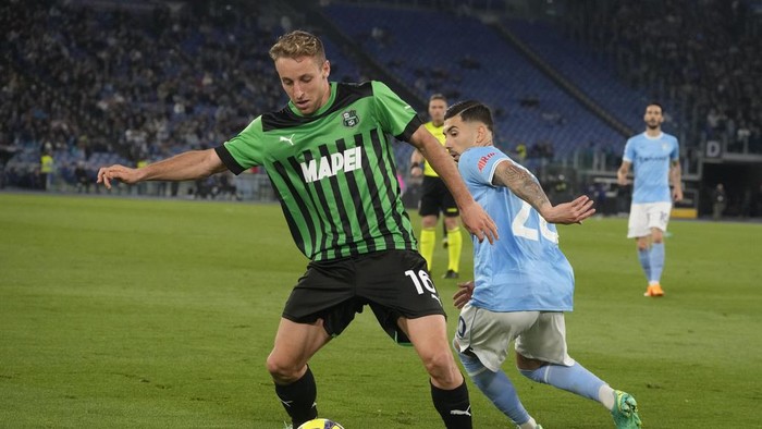 Sassuolos Davide Frattesi, left, is challenged by Lazios Mattia Zaccagni during a Serie A soccer match between Lazio and Sasusolo at Romes Olympic Stadium, in Rome, Italy, Wednesday, May 3, 2023. (AP Photo/Gregorio Borgia)