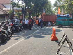 Unjuk Rasa ke PN Surabaya, Ratusan Buruh Blokade Jalan Arjuno