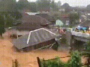 Amuk Banjir Bandang Hanyutkan Rumah