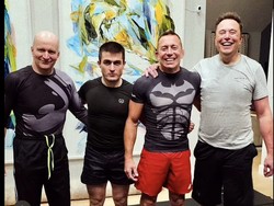 Jelang Laga vs Mark Zuckerberg, Elon Musk Angkat Beban di Kantor