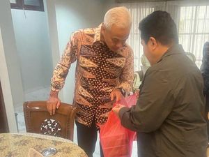 Ganjar Bertemu Erick Thohir Usai Pulang Haji, Ada Bingkisan Merah