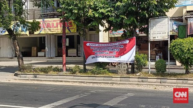 Wali Kota Solo, Gibran Rakabuming Raka sejumlah spanduk  penolakan aksi people power. Penurunan spanduk dilakukan oleh sejumlah petugas Satuan Polisi Pamong Praja (Satpol-PP) Kota Solo, Rabu (5/7) pagi.