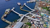 Volume Kendaraan di Pelabuhan Ketapang Kian Padat