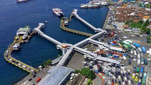 Volume Kendaraan di Pelabuhan Ketapang Kian Padat