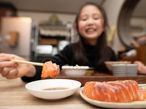 Chef Sushi Stress, Pembeli Minta Sashimi Dipanggang karena Tak Suka Ikan Mentah Chef Sushi Stress, Pembeli Minta Sashimi Dipanggang karena Tak Suka Ikan Mentah