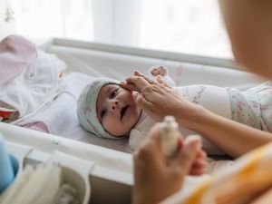 Sejak Umur Berapa Sunscreen Bisa Dipakai untuk Anak? Begini Kata Dokter