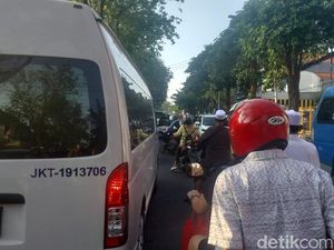 Jalan Panglima Sudirman Gresik Macet Arah Alun-alun