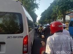 Jalan Panglima Sudirman Gresik Macet Arah Alun-alun