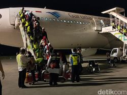 Jemaah Haji Kloter 1 Embarkasi Solo Tiba, 2 Jemaah Diturunkan di Medan