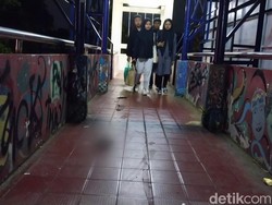 Menjijikkan! Kotoran Manusia Berceceran di JPO Alun-alun Kota Malang