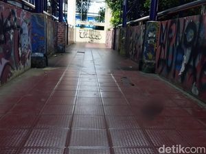 Jorok! Kotoran Manusia Berceceran di JPO Alun-alun Merdeka Kota Malang